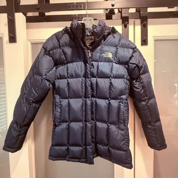 North Face 600 Down Puffer
Classic Cold Weather Fall/Winter
Cozy Navy Jacket - Picture 1 of 8